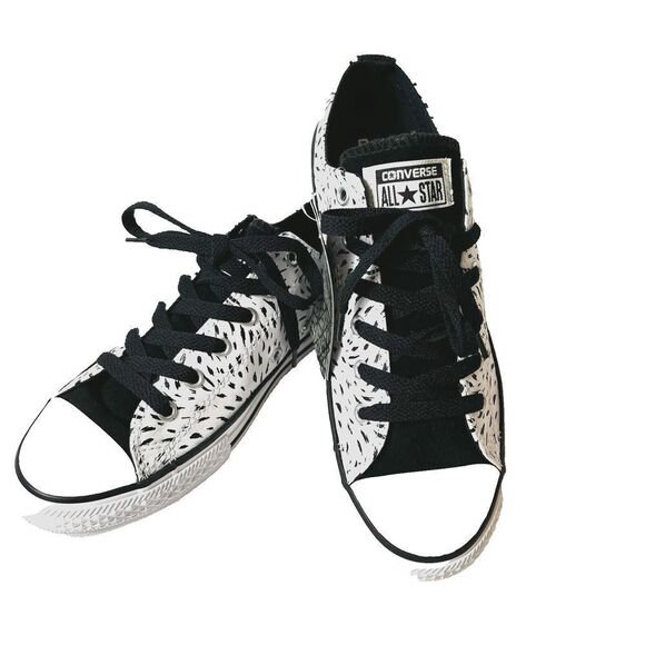 Converse All Star Women's 6.5-7 Black White Glossy Sneakers Lace Up Youth 5 Low - Picture 2 of 9